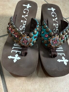 Gypsy Soule flip flops with brown soul and turquoise/pink embellishments. Size 9